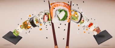 Nefis Japon suşisi parçaları. Pastel arka planda donmuş..