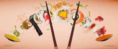 Nefis Japon suşisi parçaları. Pastel arka planda donmuş..