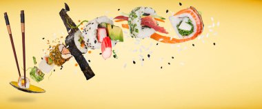 Nefis Japon suşisi parçaları. Pastel arka planda donmuş..