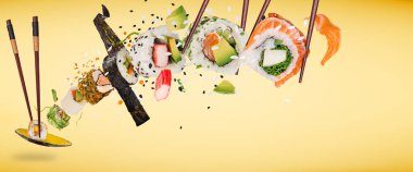 Nefis Japon suşisi parçaları. Pastel arka planda donmuş..
