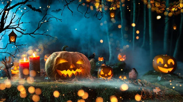 Halloween Pumpor Mörk Kuslig Skog Med Blå Dimma Bakgrunden — Stockfoto