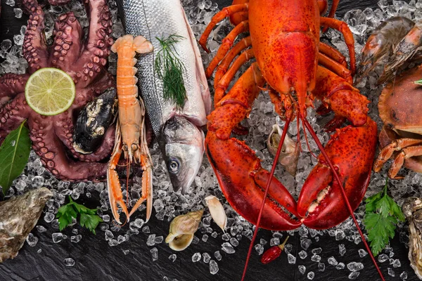 Verse Smakelijke Zeevruchten Geserveerd Oude Houten Tafel Bovenaanzicht Close — Stockfoto