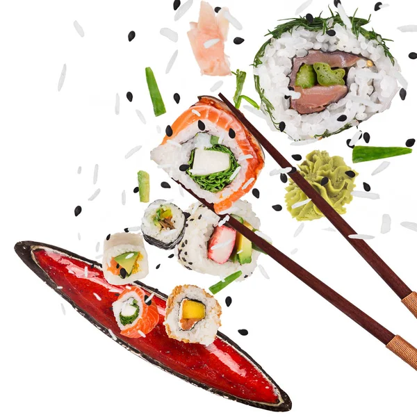 Kousky Lahodného Japonského Sushi Zamrzlé Vzduchu Izolováno Bílém Pozadí — Stock fotografie