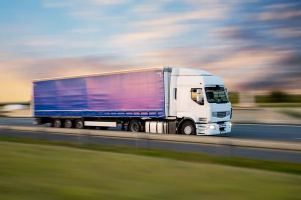Truck Met Container Snelweg Vracht Transport Concept Scheren Effect — Stockfoto