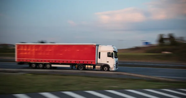 Lkw Mit Container Auf Autobahn Frachttransportkonzept Rasur Effekt — Stockfoto