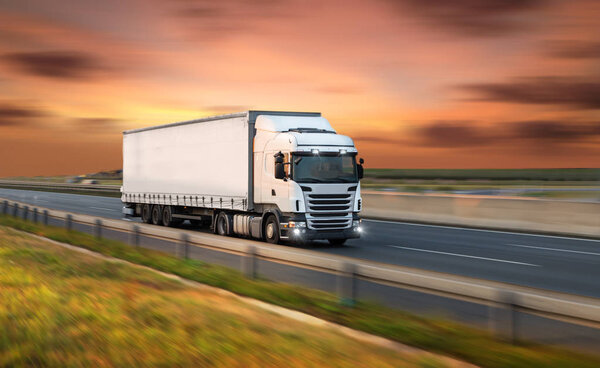 Грузовик с контейнером на шоссе, концепция перевозки грузов, эффект бритья
.