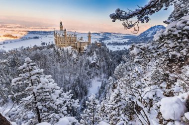 Neuschwanstein Şatosu gündoğumu kış manzara sırasında.