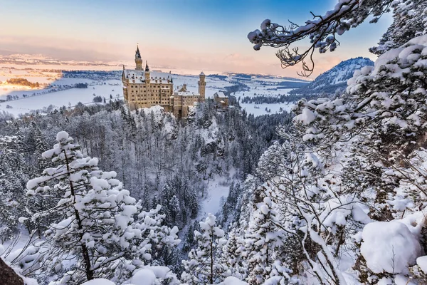 Zámek Neuschwanstein během východu slunce v zimní krajině. — Stock fotografie