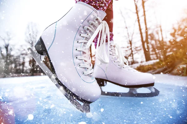 Primer plano de la mujer patinaje sobre hielo en un estanque. — Foto de Stock