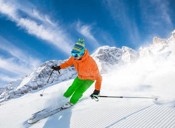 Skifahrer beim Skifahren im Hochgebirge — Stockfoto