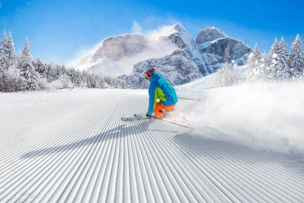 Skifahrer beim Skifahren im Hochgebirge — Stockfoto