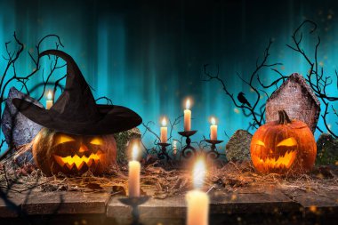 Halloween pumpkins ürkütücü arka plan ile eski ahşap plakalar üzerinde.