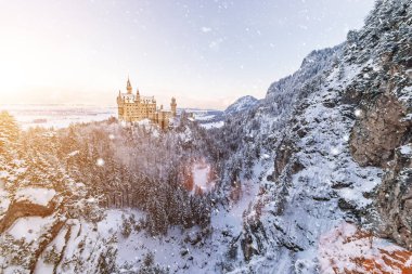 Neuschwanstein Şatosu gündoğumu kış manzara sırasında. Almanya