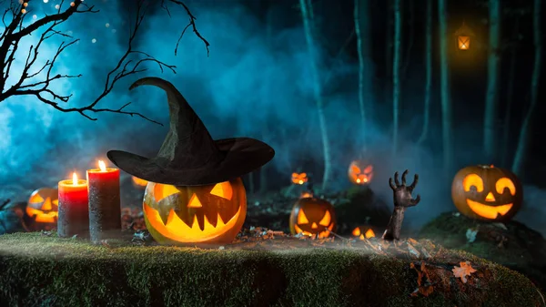 Halloween Sütőtök Sötét Kísérteties Erdő Kék Köd Háttérben — Stock Fotó