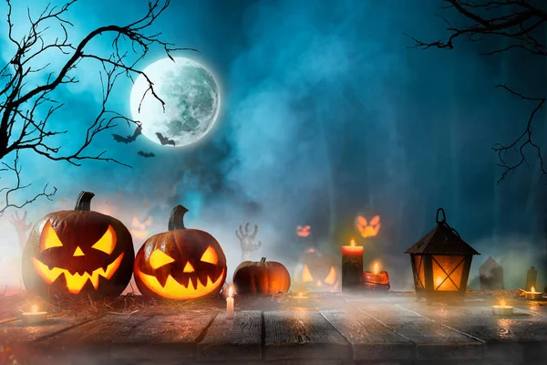 Halloween Kürbisse Auf Alten Holzplanken Mit Gespenstischem Hintergrund — Stockfoto