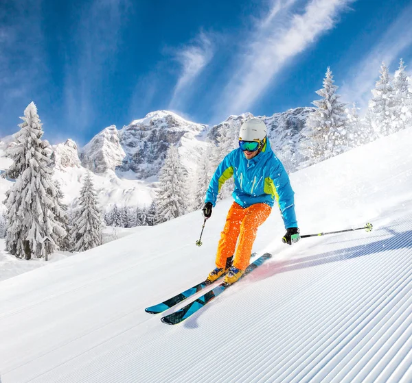 Sciatore Sciare Discesa Durante Giornata Sole Alta Montagna — Foto Stock