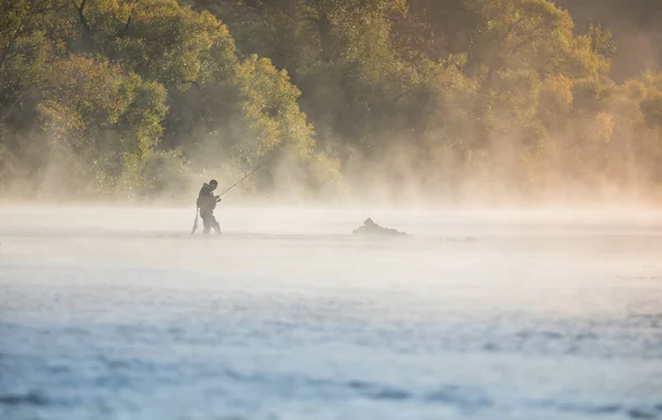 Ember Legyező Bot Folyó Halászat Során Nyári Reggel Gyönyörű Köd — Stock Fotó