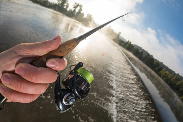 Uomo Che Pesca Fiume Con Canna Mosca Durante Mattina Estate — Foto Stock