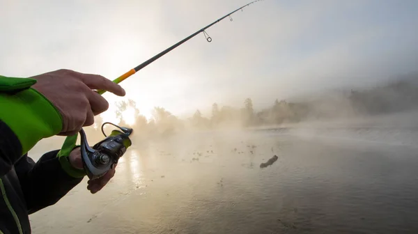 Mens Vissen Rivier Met Vliegen Staaf Tijdens Zomerochtend Mooie Mist — Stockfoto