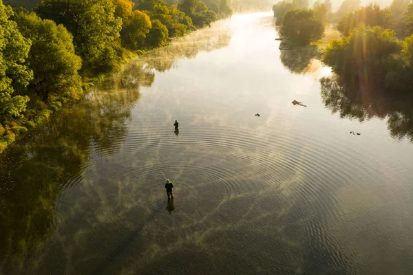 Foto Aérea Hombre Pescando Con Una Niebla Río Durante Mañana —  Fotos de Stock