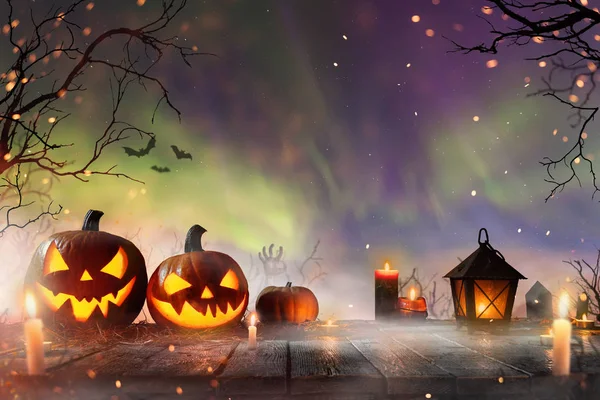 Halloween Kürbisse Auf Dunklem Gruselwald Mit Blauem Nebel Hintergrund — Stockfoto