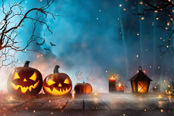 Halloween Pumpor Mörk Kuslig Skog Med Blå Dimma Bakgrunden — Stockfoto