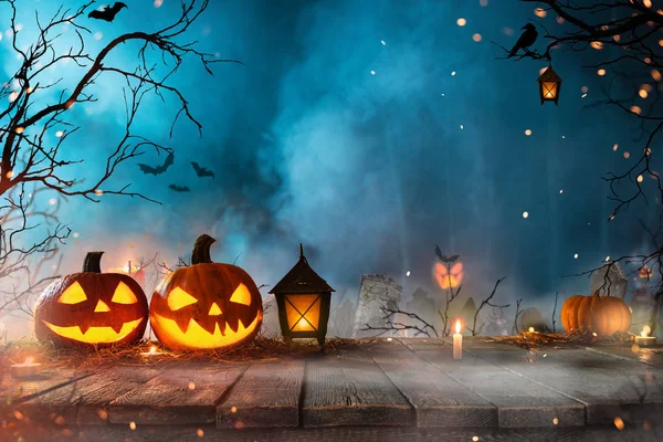 Calabazas Halloween Oscuro Bosque Espeluznante Con Niebla Azul Fondo —  Fotos de Stock