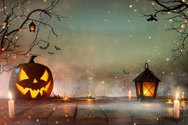 Halloween Kürbisse Auf Dunklem Gruselwald Mit Blauem Nebel Hintergrund — Stockfoto