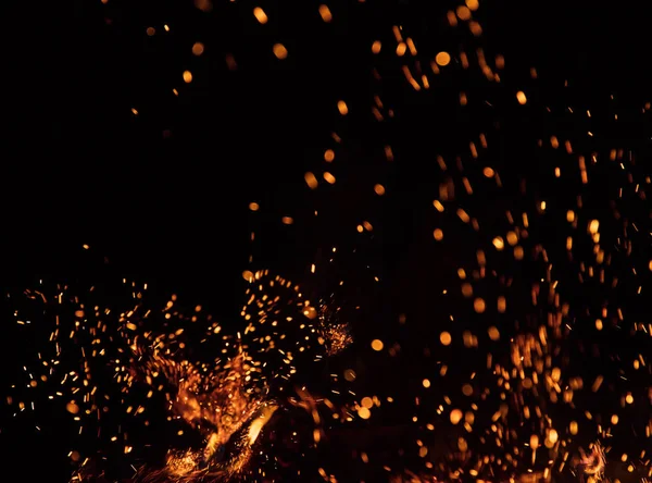 Chispas ardientes volando. Fondo de llamas hermosas . —  Fotos de Stock