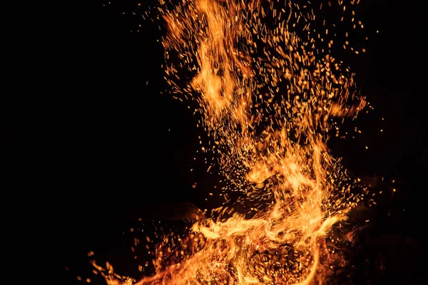 Chispas ardientes volando. Fondo de llamas hermosas . — Foto de Stock