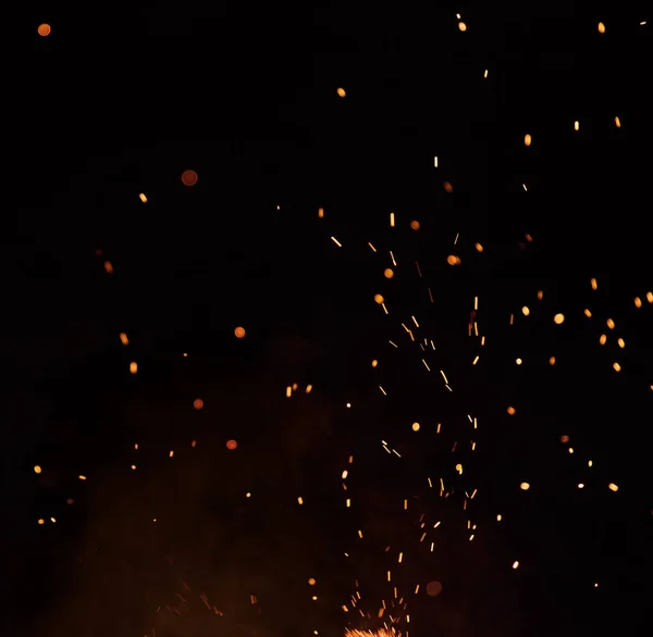 Funkenflug. schöne Flammen Hintergrund. — Stockfoto