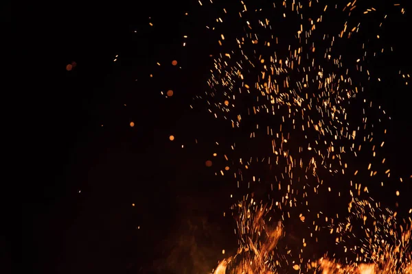 Brandende vonken vliegen. Mooie vlammen achtergrond. — Stockfoto