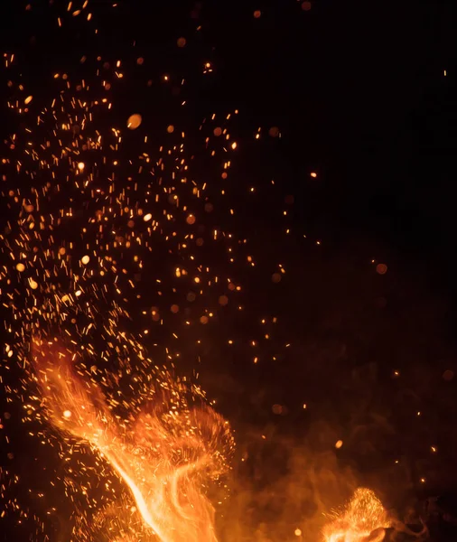 Burning gnistor flygande. Vackra flames bakgrund. — Stockfoto