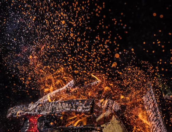 불타는 로그 화재 불길 배경. — 스톡 사진