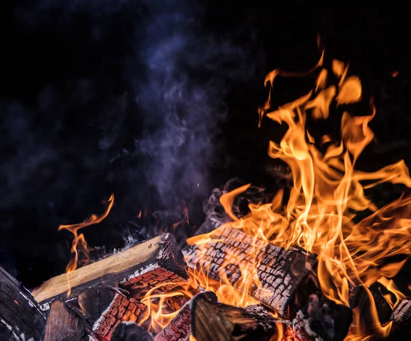 Flaming Logs, fuego llamas fondo . — Foto de Stock