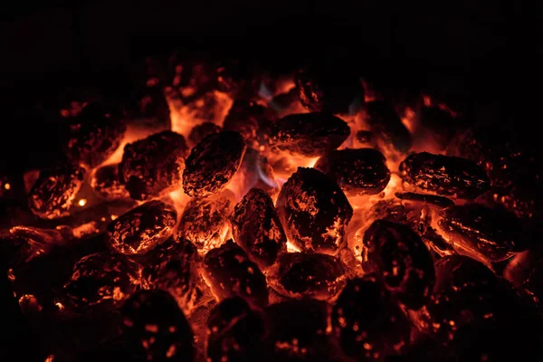 Glühend heiße Holzkohlebriketts auf Gartengrill, Nahaufnahme, — Stockfoto