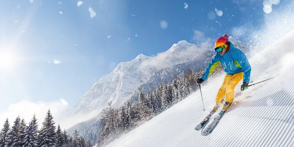 Skier σκι κατάβαση στα ψηλά βουνά — Φωτογραφία Αρχείου