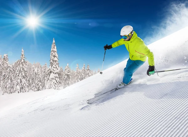 Sciatori che sciano in discesa in alta montagna — Foto Stock