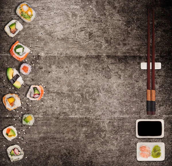 Hagyományos japán sushi darab rusztikus beton alapon. — Stock Fotó