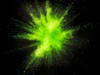 Siyah arkaplanda renkli barut patlaması.