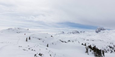 Güzel kış panorama taze kar kar ile.