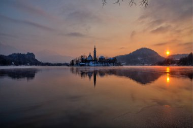 Bir kış sabahı sırasında kilise ile Lake Bled.