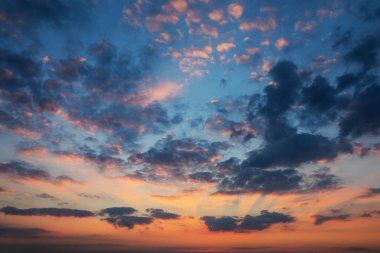 dramatik gökyüzü günbatımı, bulut ile.