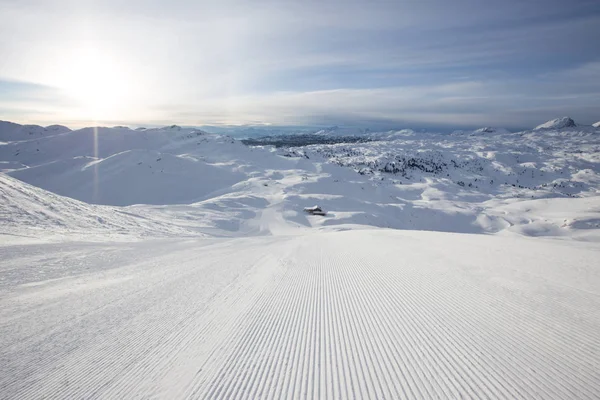 Schönes Winterpanorama mit Skipiste. — Stockfoto