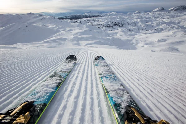 Schönes Winterpanorama mit Skipiste. — Stockfoto