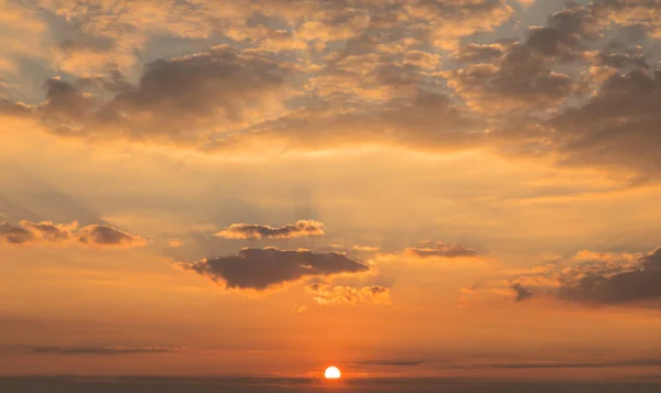 Céu dramático com nuvem ao pôr-do-sol . — Fotografia de Stock