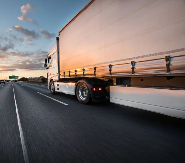 Vrachtwagen met container op de weg, vrachtvervoer concept. — Stockfoto