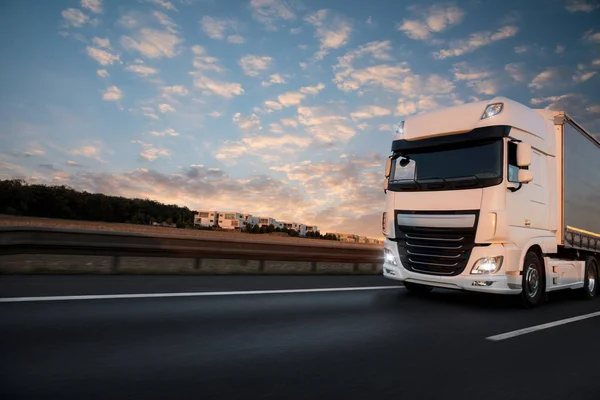 Camión con contenedor en carretera, concepto de transporte de carga. — Foto de Stock