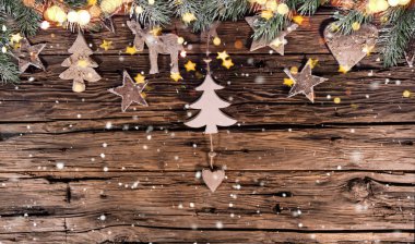 Ahşap arka planda noel süslemesi