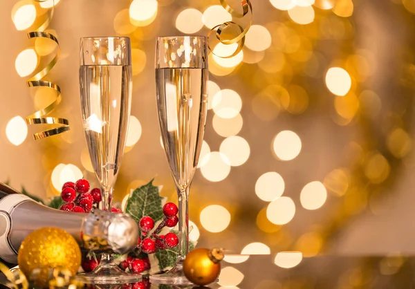 Glaasjes champagne, feestelijk thema. — Stockfoto